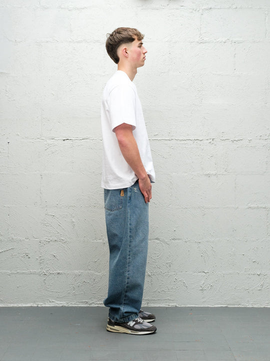 Model wearing Baggys Denim Pant Fray — light blue baggy jeans, side view