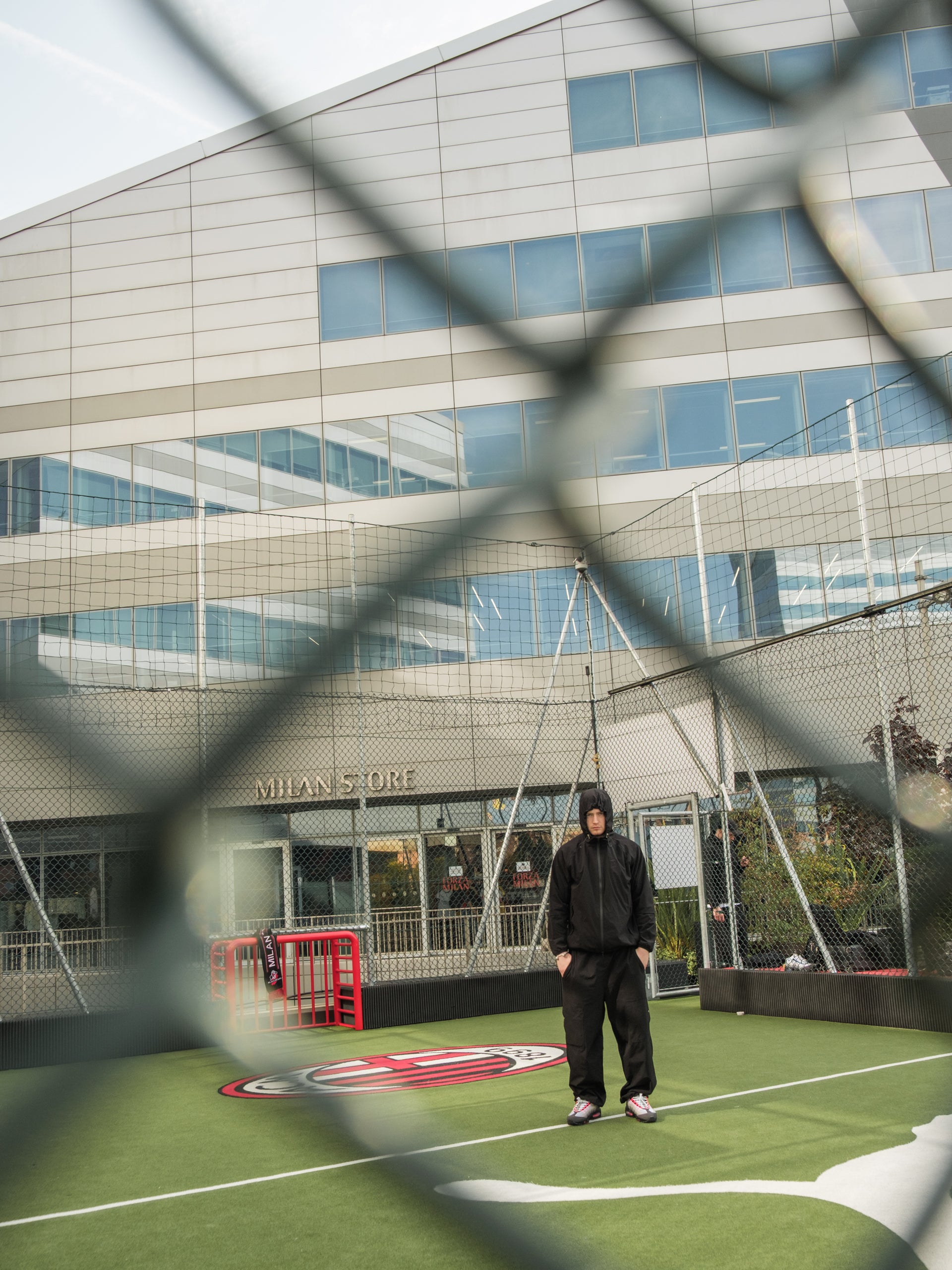 Person wearing Baggy Vanta Black Tracksut in Milan
