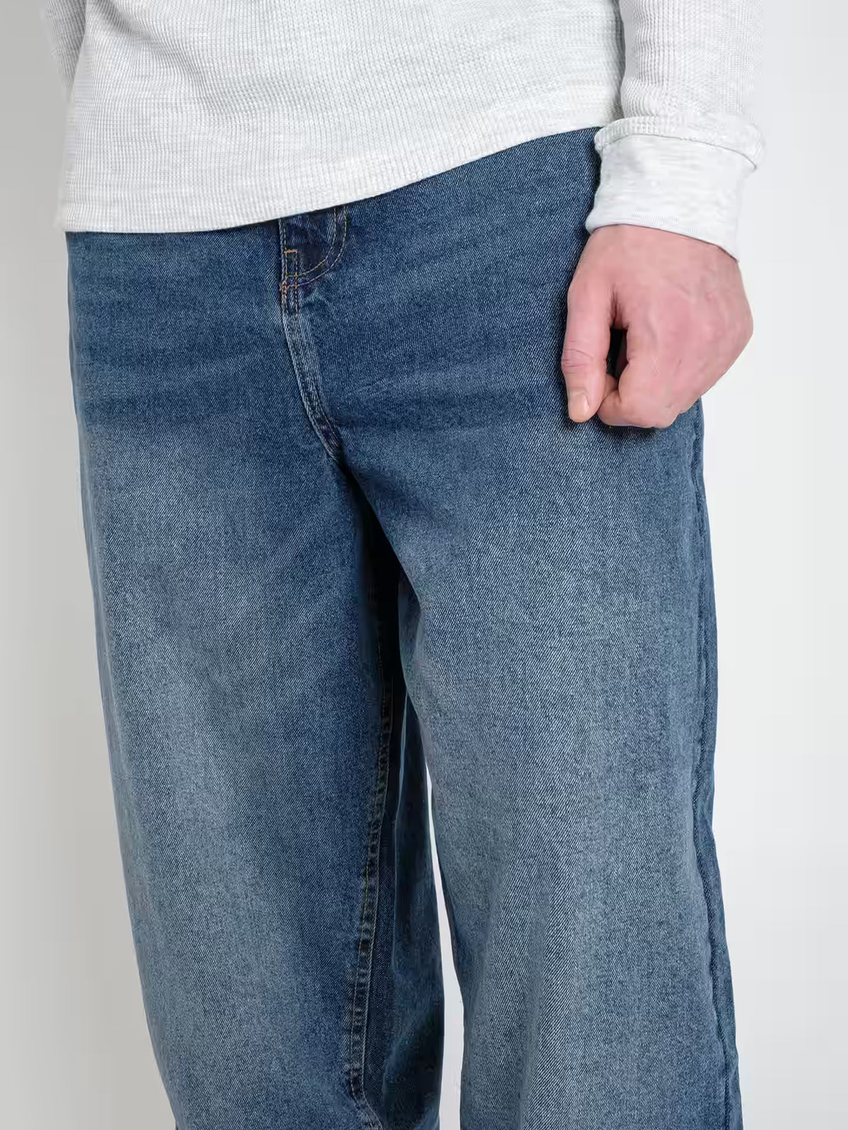 Person wearing Baggy Jeans Frost blue, showing the wash and crotch